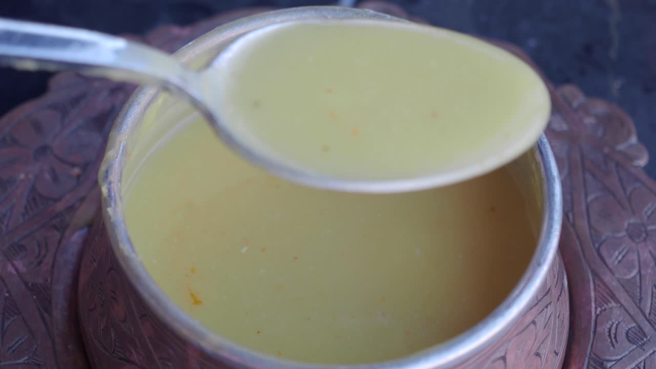 primer plano de un tazón de sopa de lentejas verdes turcas con una cuchara