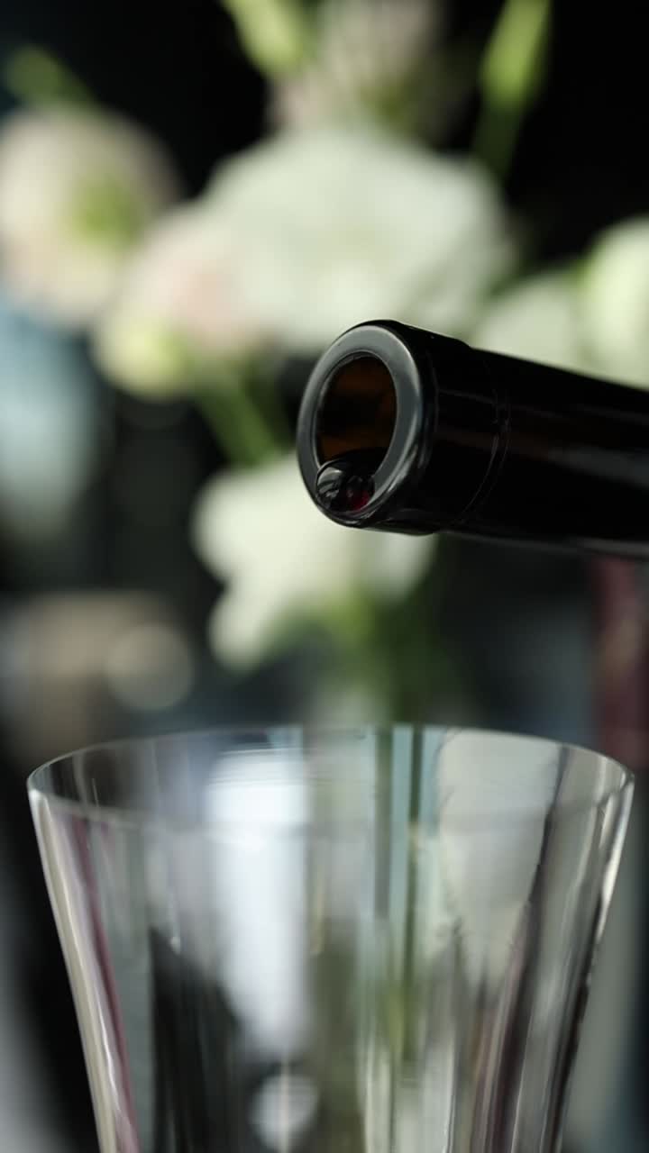 vertiendo vino tinto en un vaso