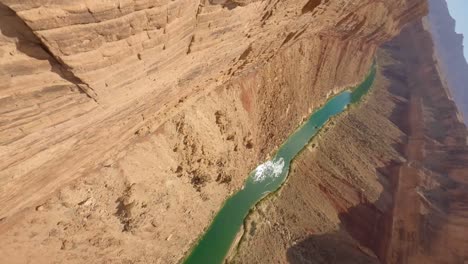 Fpv-drohne,-Mini-wohnmobil,-Geparkt-Am-Marmorschlucht-Mit-Blick-Auf-Den-Colorado-River,-Rote-Felsen-Von-Arizona