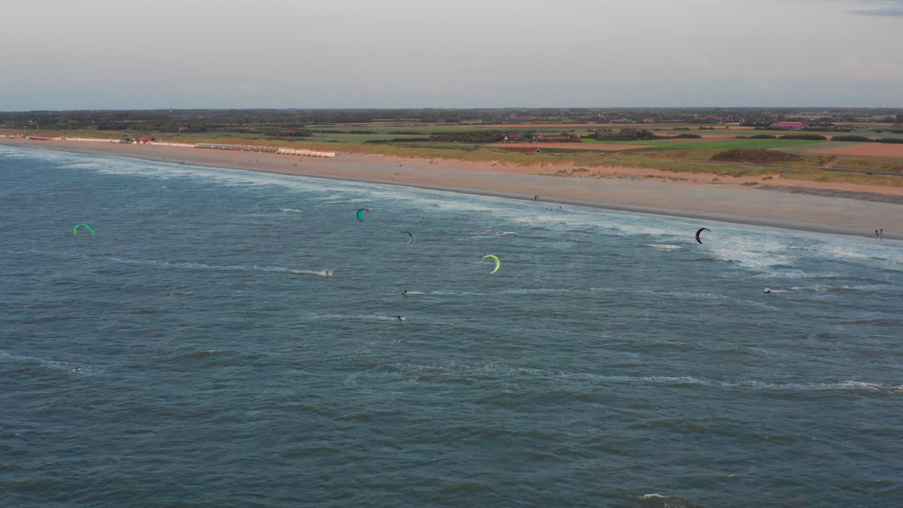 kitesurfistas cerca de la playa de domburg durante la puesta de sol