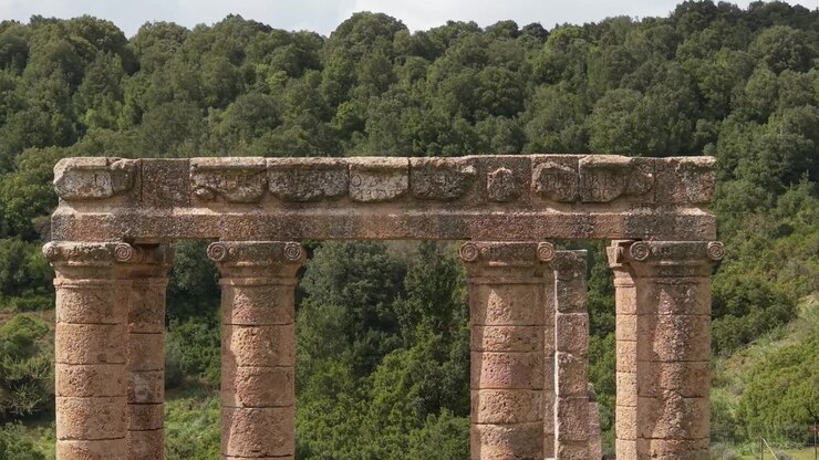 Vista ravvicinata del Tempio di Antas vicino a Fluminimaggiore in Sardegna, Italia, che mostra le antiche colonne romane in pietra, dettagli architettonici e rovine storiche