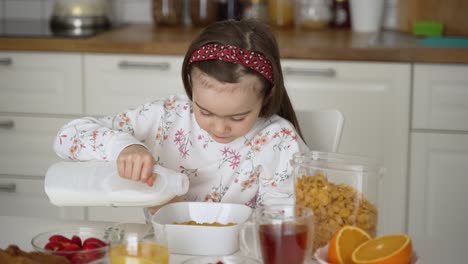una niña tomando el desayuno