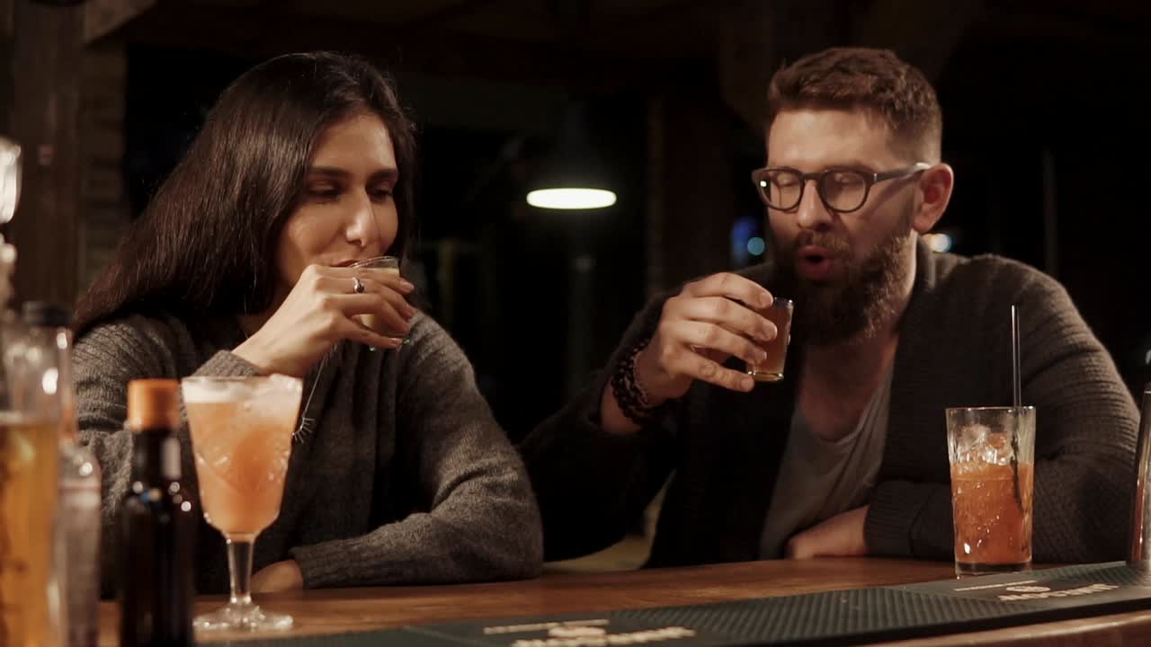 coppia che si godono un drink in un bar