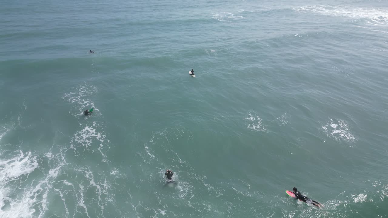 toma panorámica aérea de drones del mar en