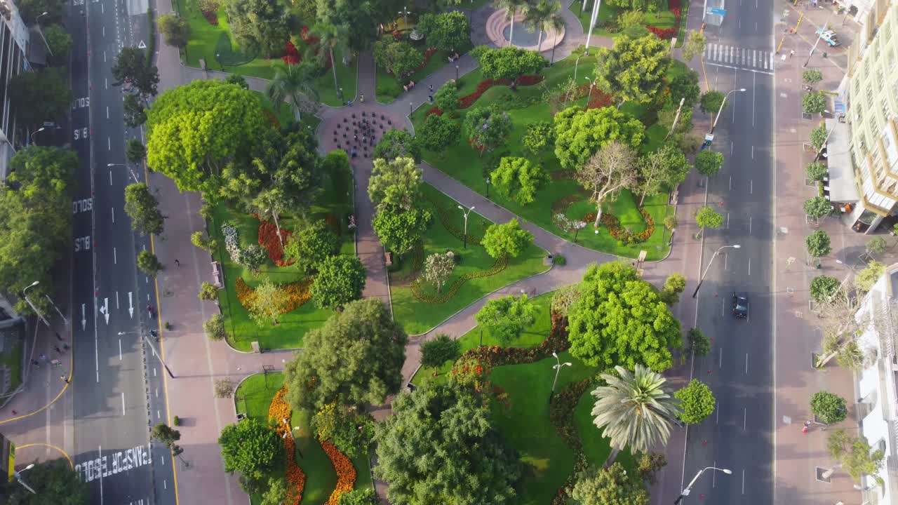 video de drones volando hacia adelante con la cámara inclinada hacia abajo en ángulo