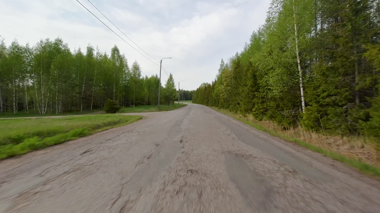 Filmato POV di un'auto che sfreccia su una bellissima strada di campagna in Finlandia.