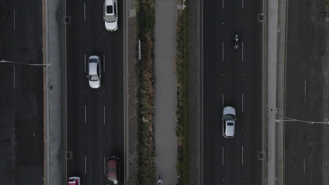 Nedstigende luftfoto over forbikørende trafik på motorvej i Mexico City