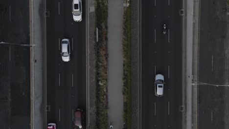 toma aérea descendente sobre el tráfico que pasa por la carretera en la ciudad de méxico