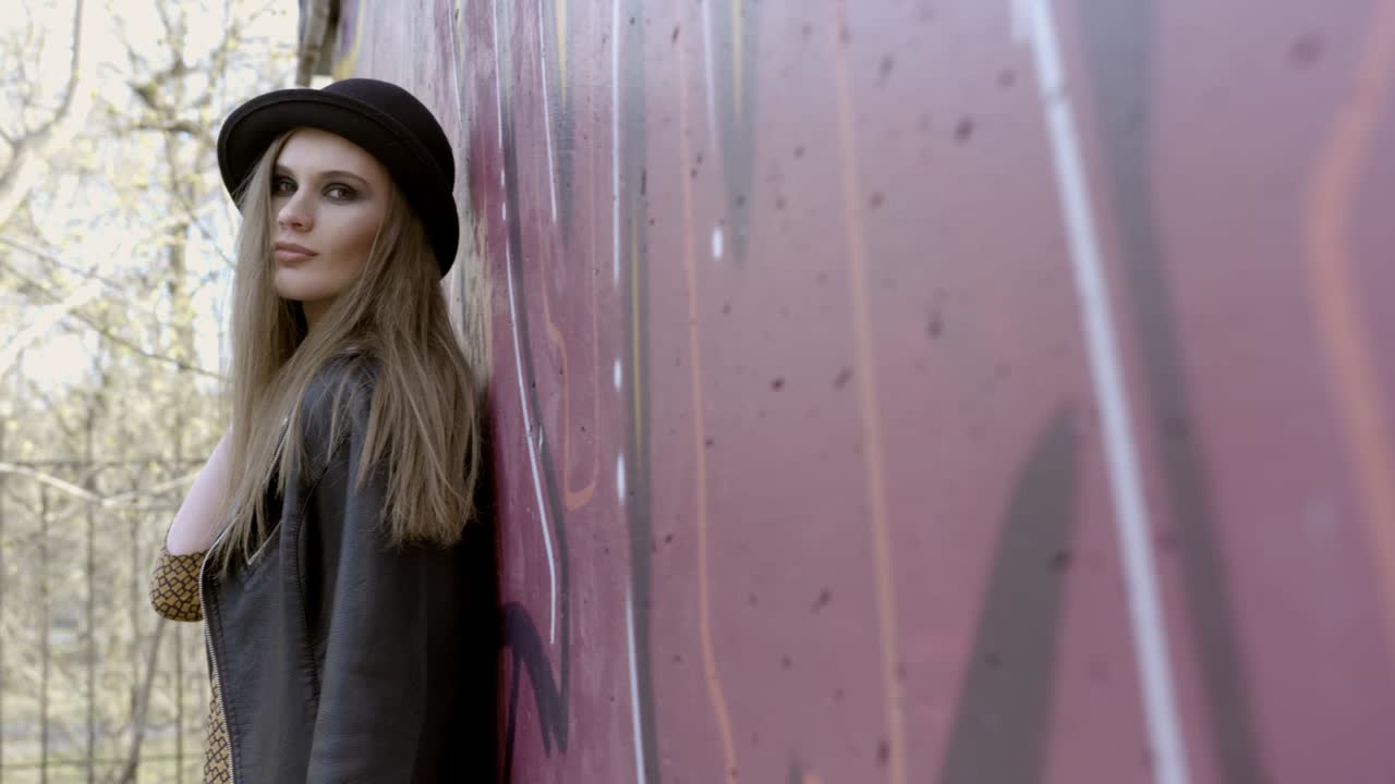 стильная женщина с граффити на стене