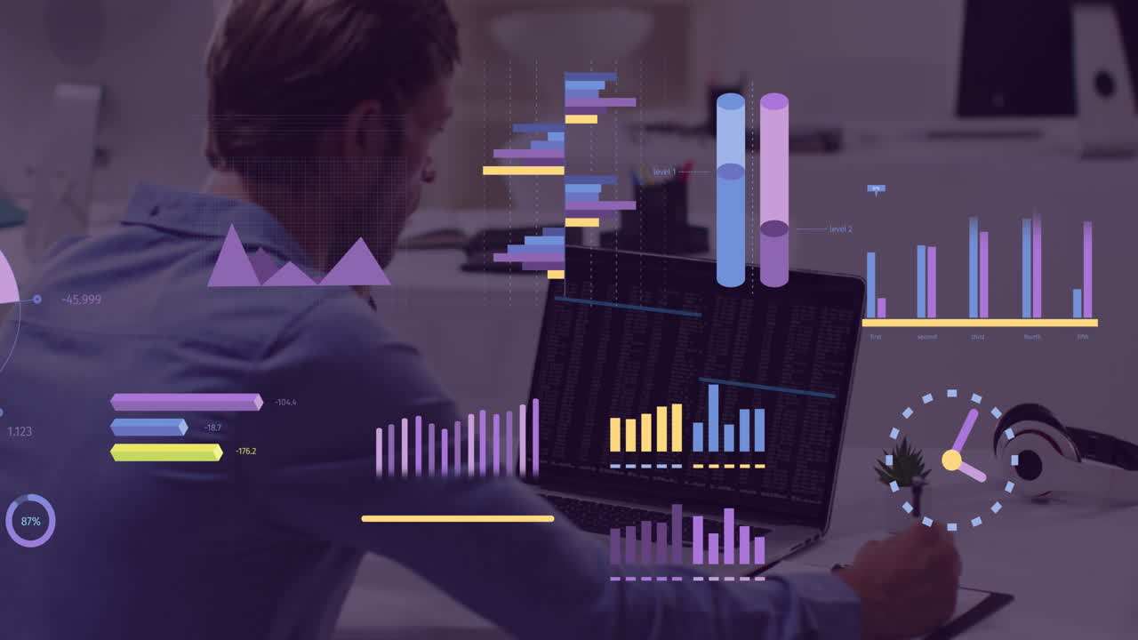 animación de estadísticas y procesamiento de datos financieros sobre el hombre caucásico usando computadora portátil