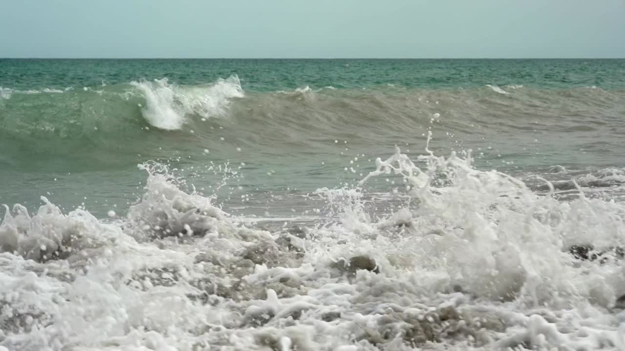 Dynamic Ocean Waves Crashing