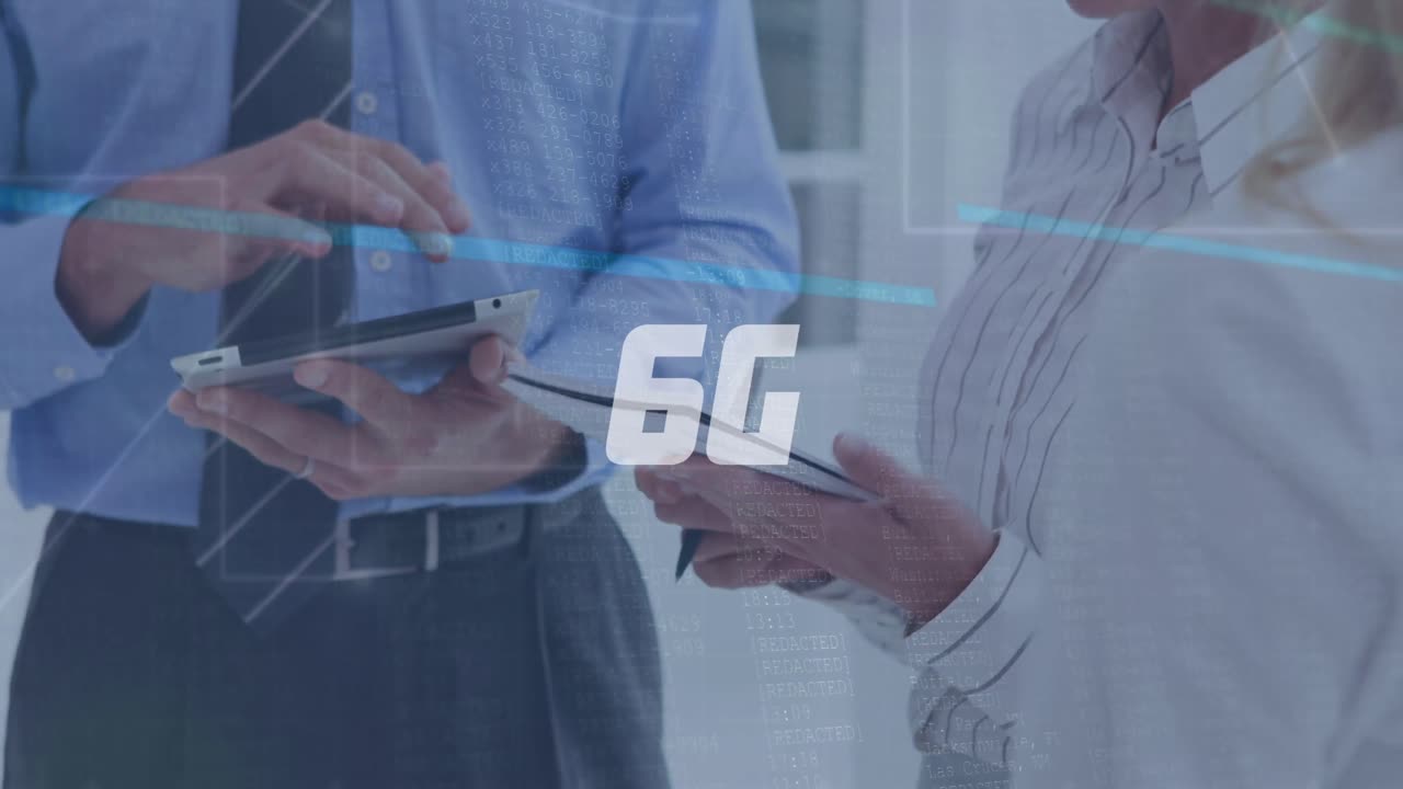 animación de procesamiento de datos y texto 6g sobre hombres de negocios caucásicos con tableta