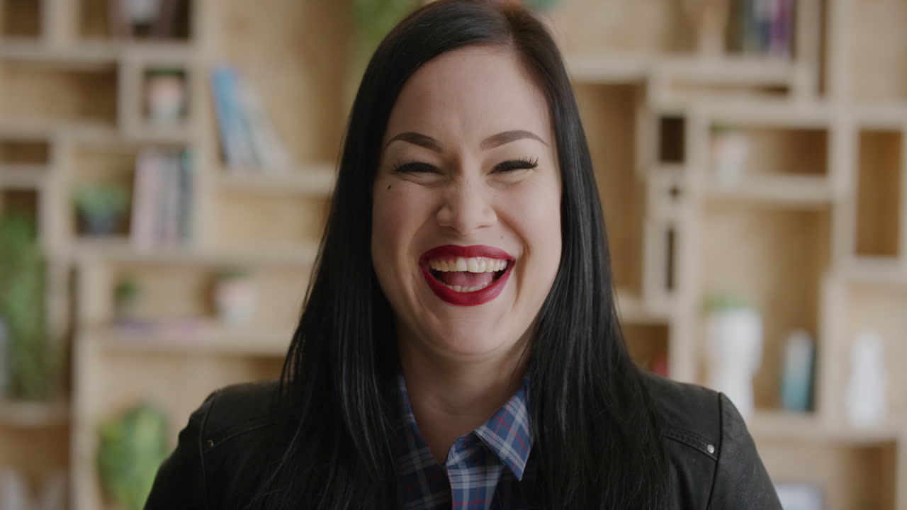 아름다운 젊은 여성의 초상화가 가까이에서 웃고 즐겁고 아름다운 여성이 세련된 패션 빨간 립스틱을 착용하고 느린 동작