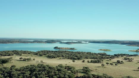 Himmel-Und-Wasser-Verschmelzen-In-Der-Alqueva-seelandschaft-In-Portugal