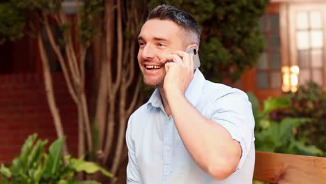 un conferenciante feliz hablando por teléfono