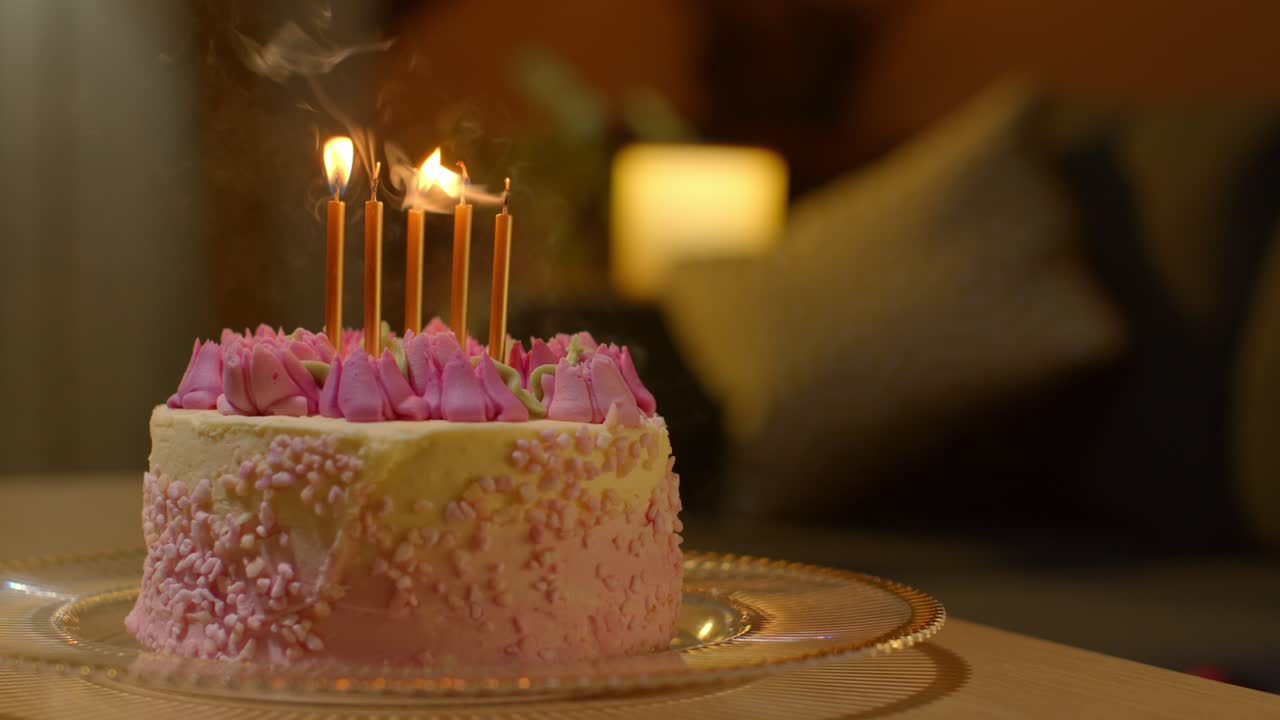las velas se soplan en la fiesta de celebración de pastel de cumpleaños decorado con glaseado en la mesa en casa 1