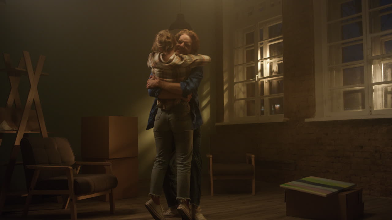 una pareja feliz regocijándose en una habitación reparada. un hombre le da las llaves de una casa nueva a una mujer.