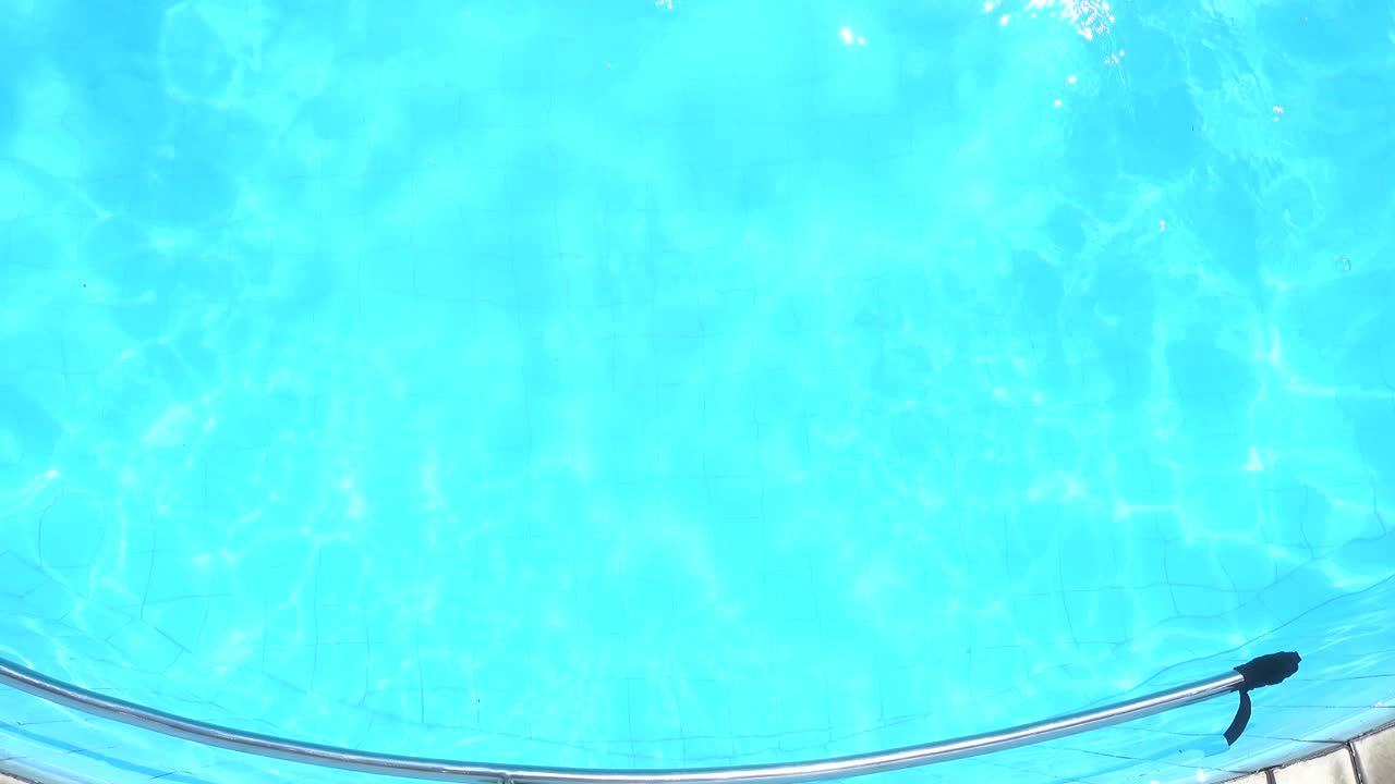 여자 활공 후 수영장에서 수영의 상위 뷰