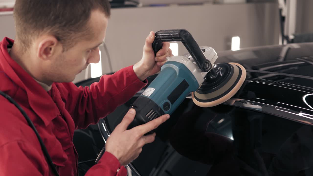 Cleaning the car's roofwith a professional mashine.