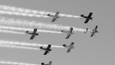 exhibición aérea de aviones en formación con rastros de humo