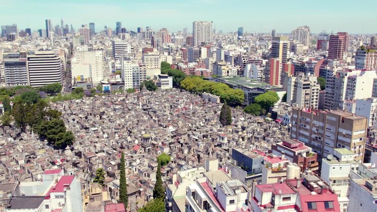 Vista aerea del Cimitero della Recoleta circondato dagli edifici residenziali di una zona benestante, giornata di sole.