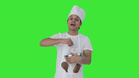cocinero profesional indio feliz contando la receta pantalla verde