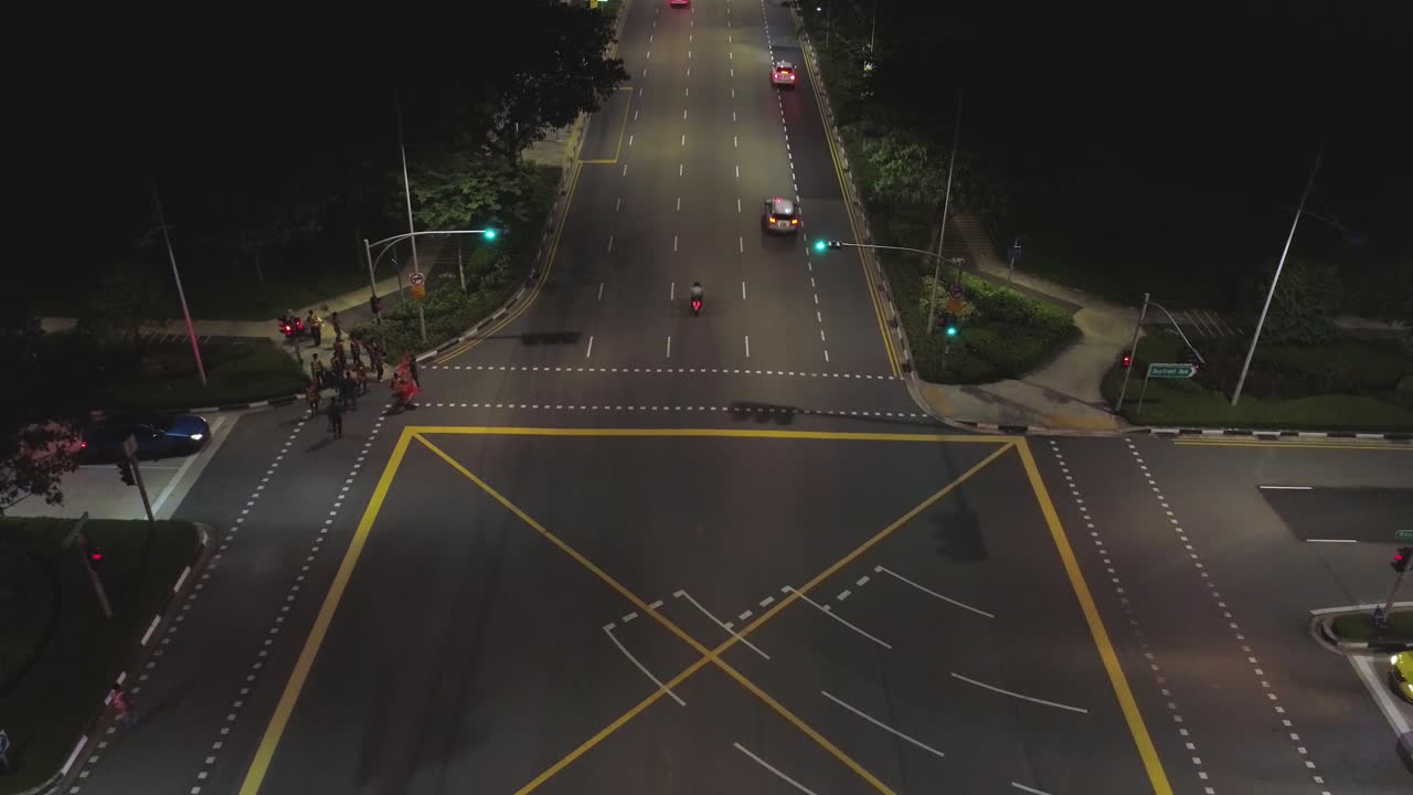 vista aérea nocturna de la intersección de la ciudad