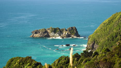 islote rocoso rodeado de aguas azules del mar de picton, nueva zelanda