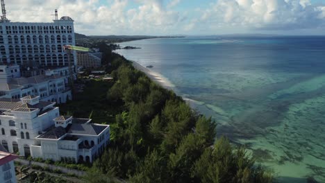 Drohnenaufnahme-Von-Gebäuden-Und-Bäumen-Entlang-Der-Küste-Der-Insel-Saipan