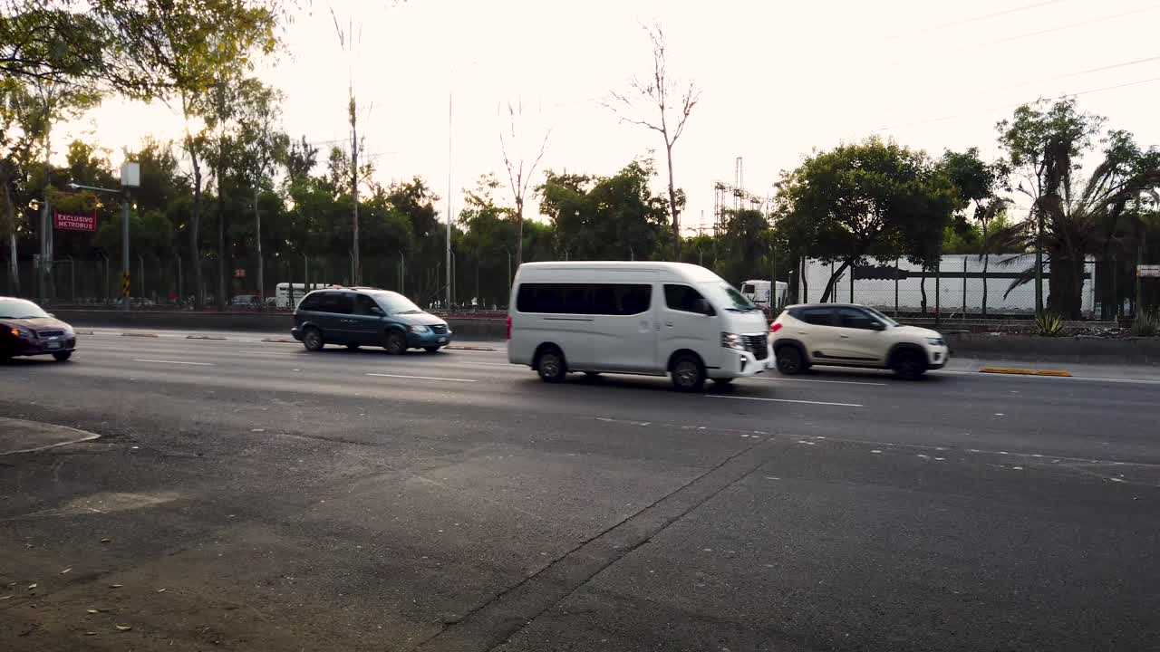 Static shot of the movement of cars and public transportation on Avenida Insurgentes Norte in Mexico City