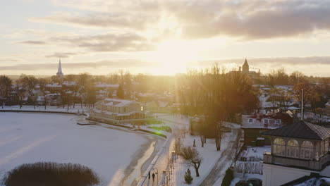 Magnífica-Vista-De-Un-Paseo-Marítimo-Durante-Los-Meses-De-Invierno