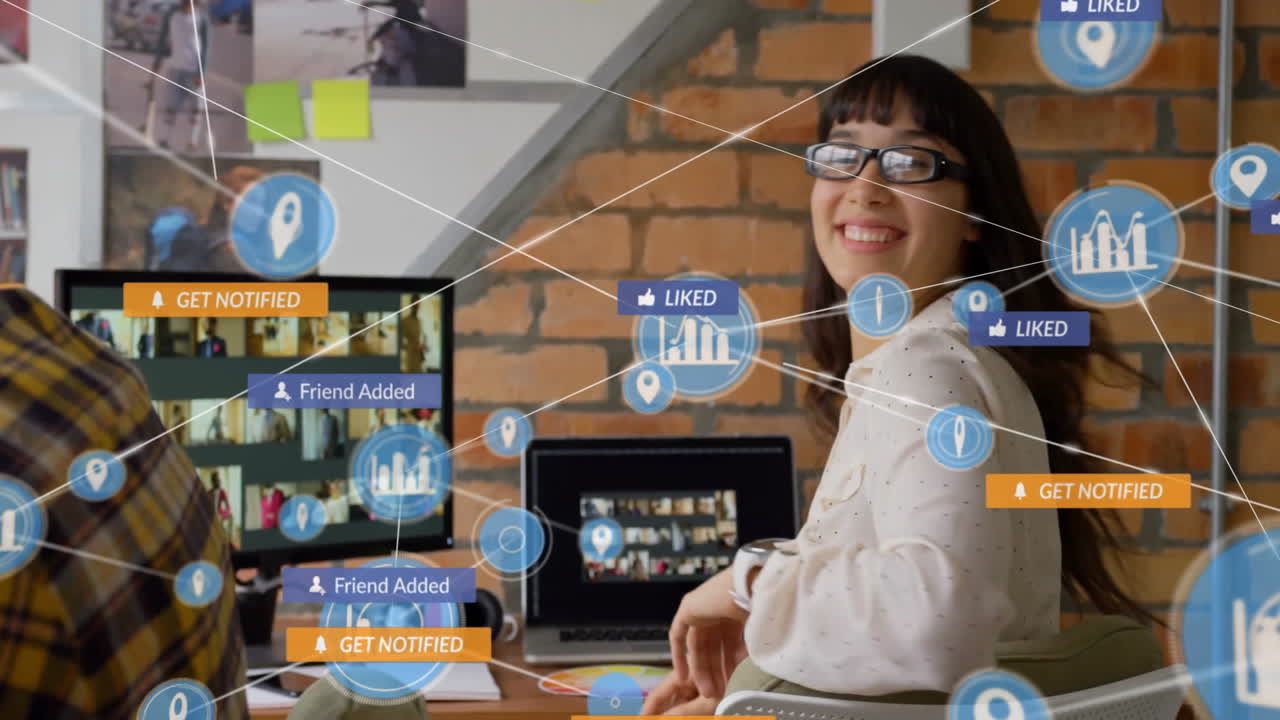 animación de la red de conexiones con texto y contras sobre mujer de negocios caucásica sonriente