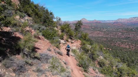 Drohnenaufnahme-Eines-Mountainbikers-In-Der-Nähe-Von-Sedona