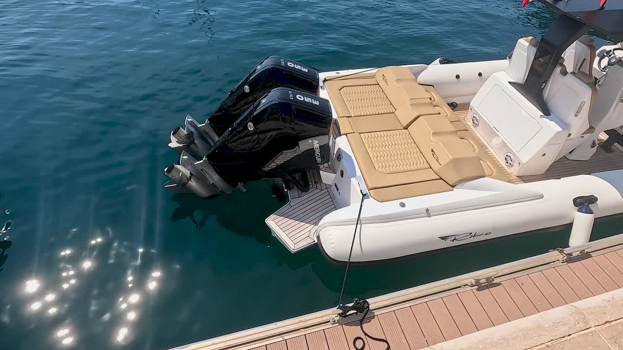 배 가 기 에 정박 하고 있다