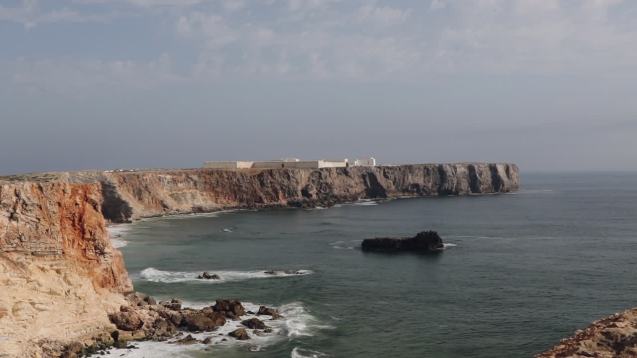 vista desde los acantilados hacia fortaleza sagres en cámara lenta