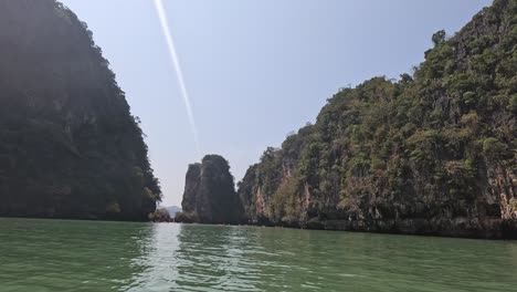 viaje en barco a través del sereno paisaje cárstico