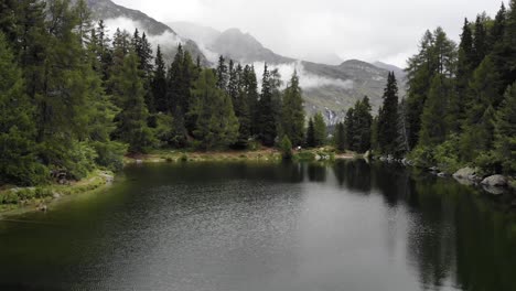 Sobrevuelo-Aéreo-Sobre-Lagh-Da-Bitabergh-En-Maloja,-Suiza,-Con-Vistas-A-Los-Picos-De-Engadin-Como-Monte-Forno