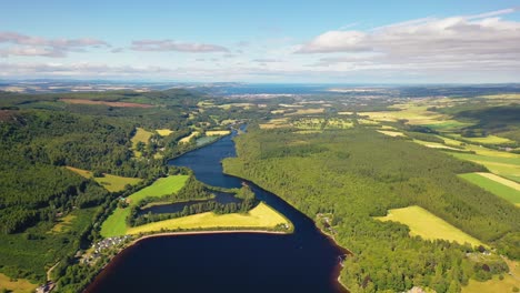 Toma-Aérea-Sobre-El-Lago-Ness,-Volando-Hacia-Inverness,-Escocia