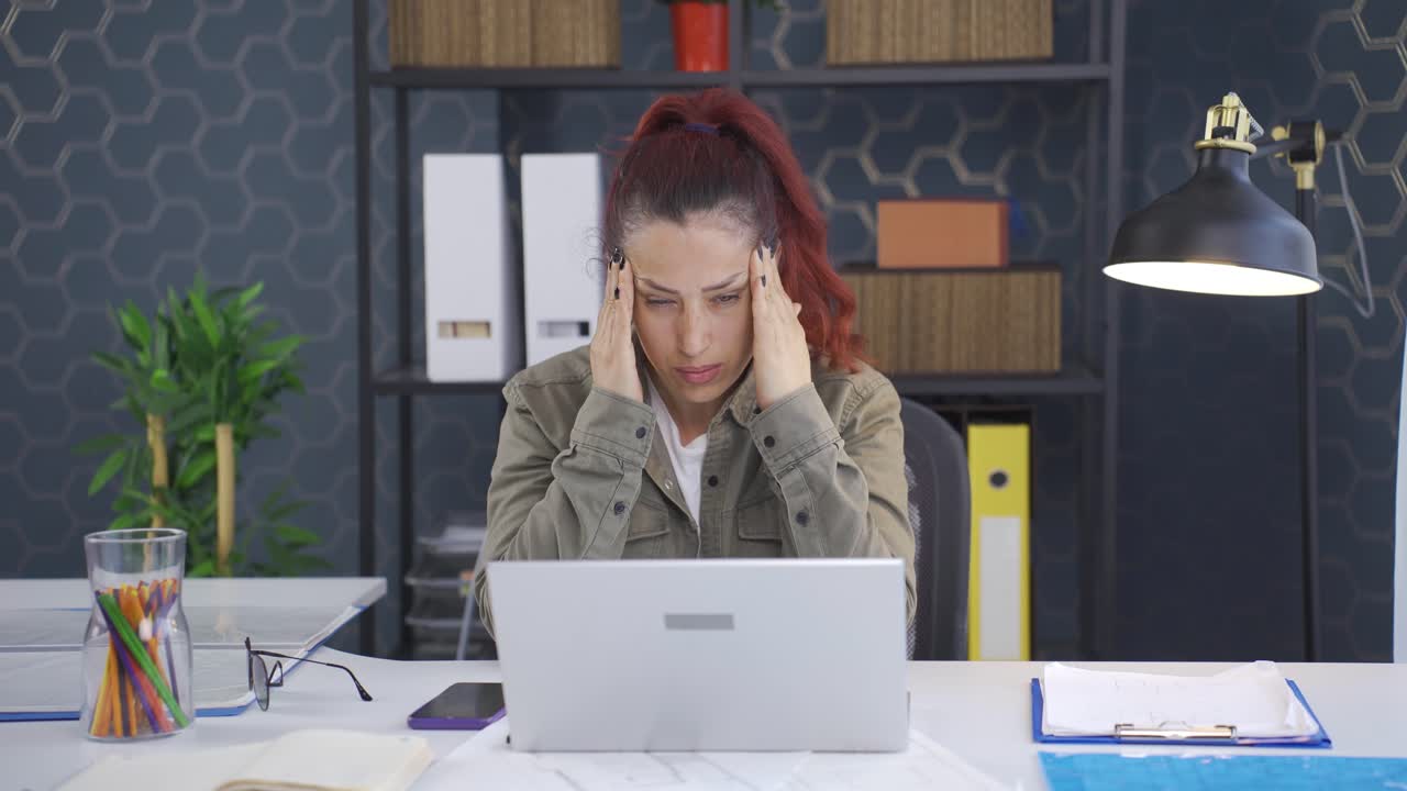 mujer de negocios con dolor de cabeza.