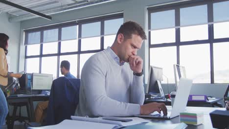 hombre de negocios trabajando en una oficina moderna