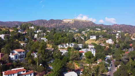 drone disparado empujando en el letrero de hollywood