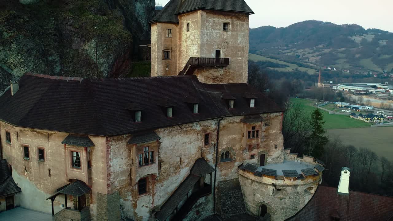 전략적으로 바위 언덕 꼭대기에 지어진 슬로바키아의 오라바 성, 유리한 지점