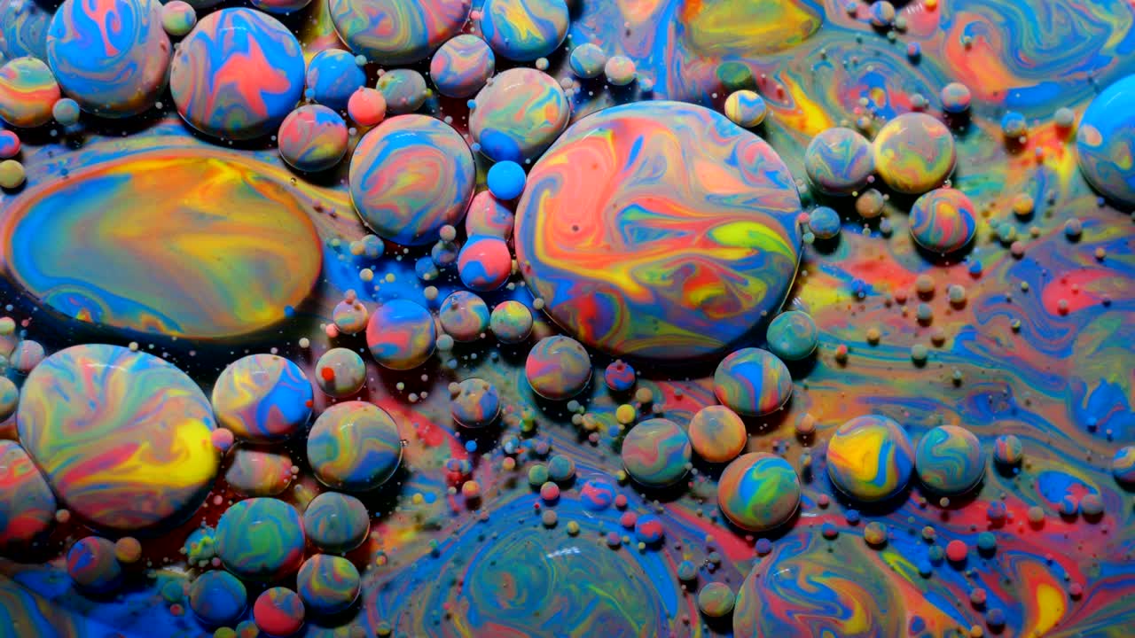 느린 움직임 밝은 색상 거품 오일 아름다운 페인트 우주 색 움직이는 다채로운 근접. 아크릴 페인트. 환상적인 최면 표면. 추상적인 다채로운 페인트 변형 구조 거품.