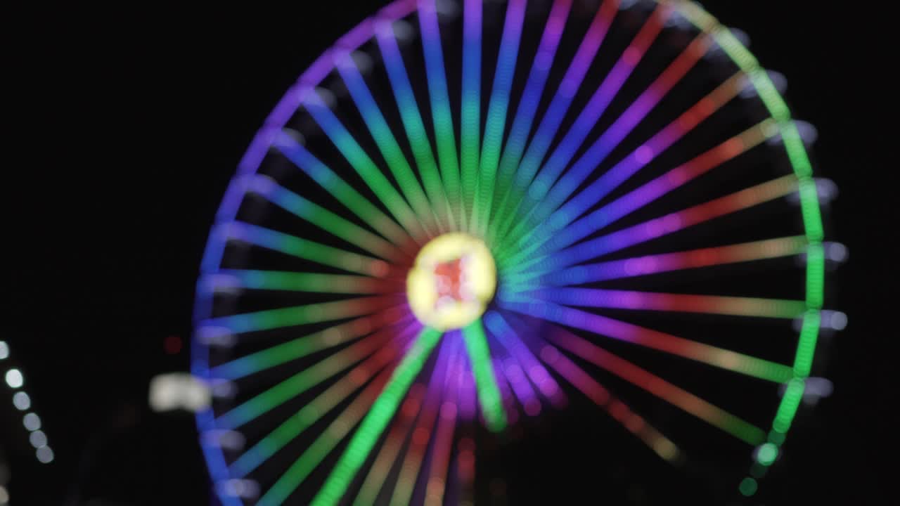 페리스 의 야간 전망. 밝은 다채로운 불빛.