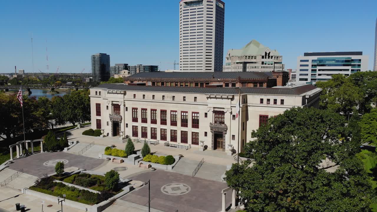 ayuntamiento de columbus ohio en el centro de columbus, ohio - imágenes aéreas de drones