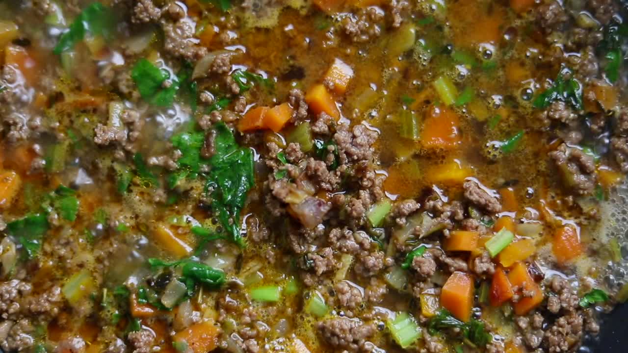 cocción a fuego lento deliciosa carne molida con verduras - de cerca