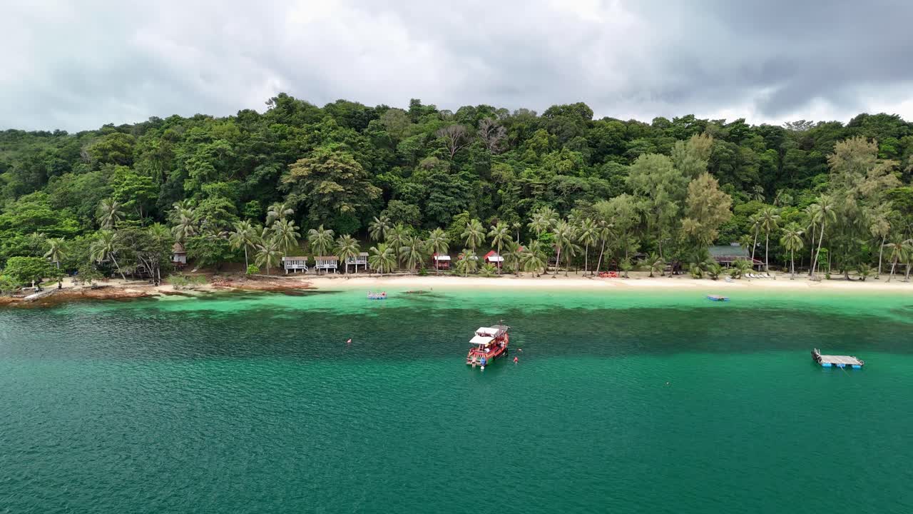 Drone footage of the serene Koh Laoya and Koh Wai in the Koh Chang Archipelago. Captures white sand beaches and coral reefs, and lush tropical jungle