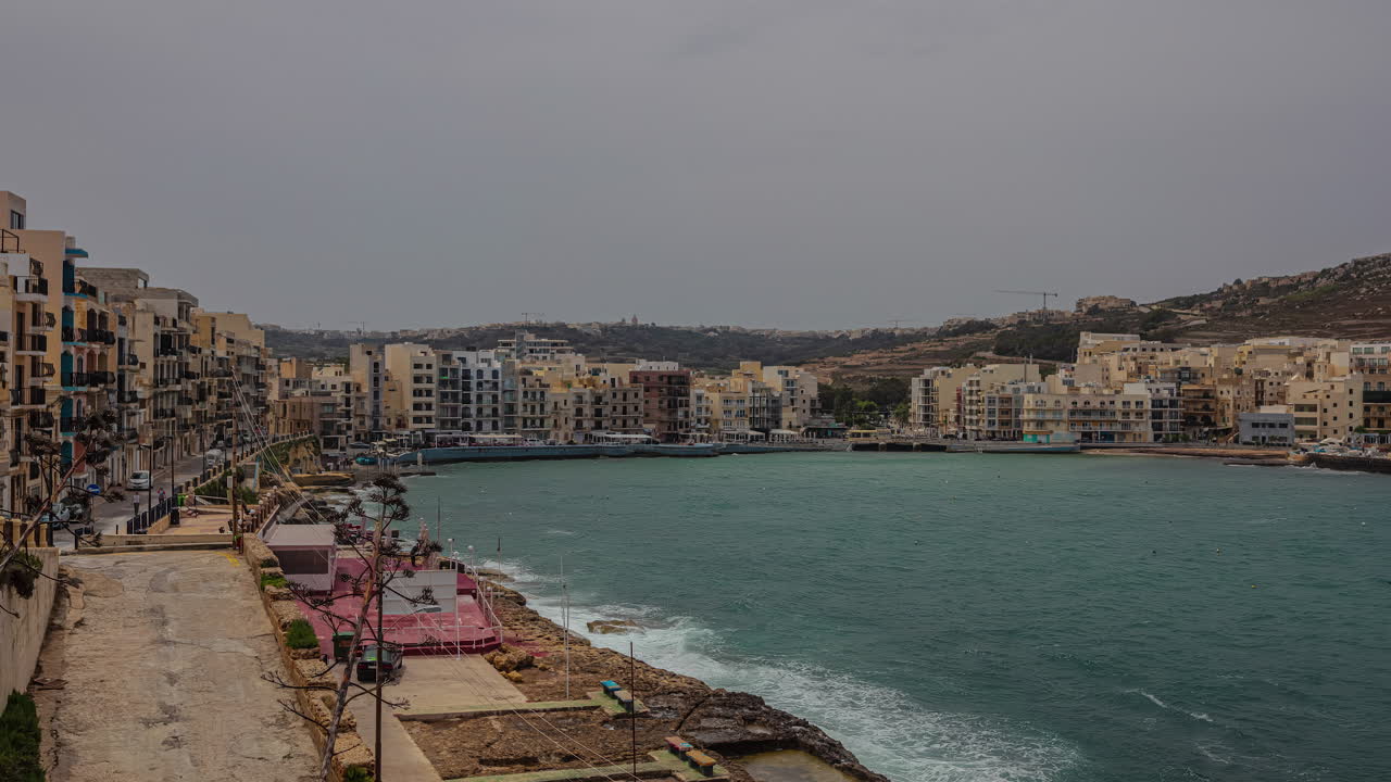 la bahía con edificios alrededor de la playa de xlendi en la isla de malta