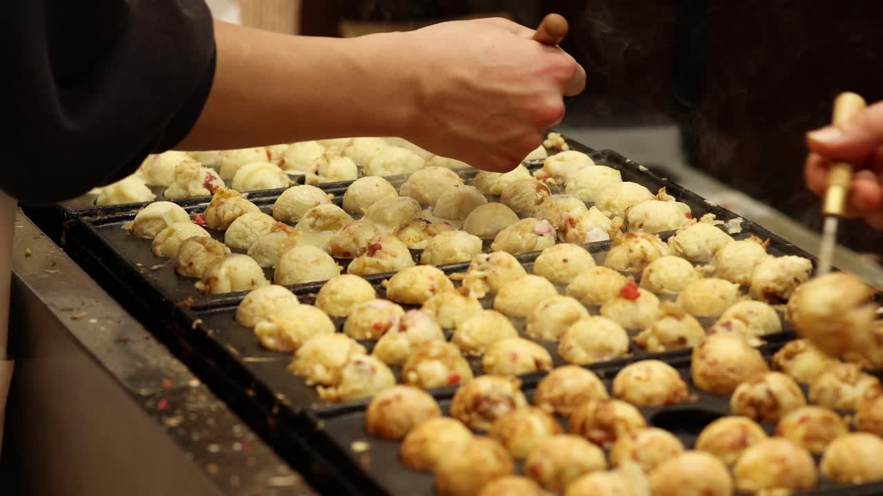preparación secuencial de bolas de takoyaki japonesas en una parrilla