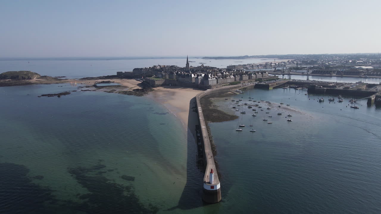 faro môle des noires con saint-malo en el fondo, bretaña en francia
